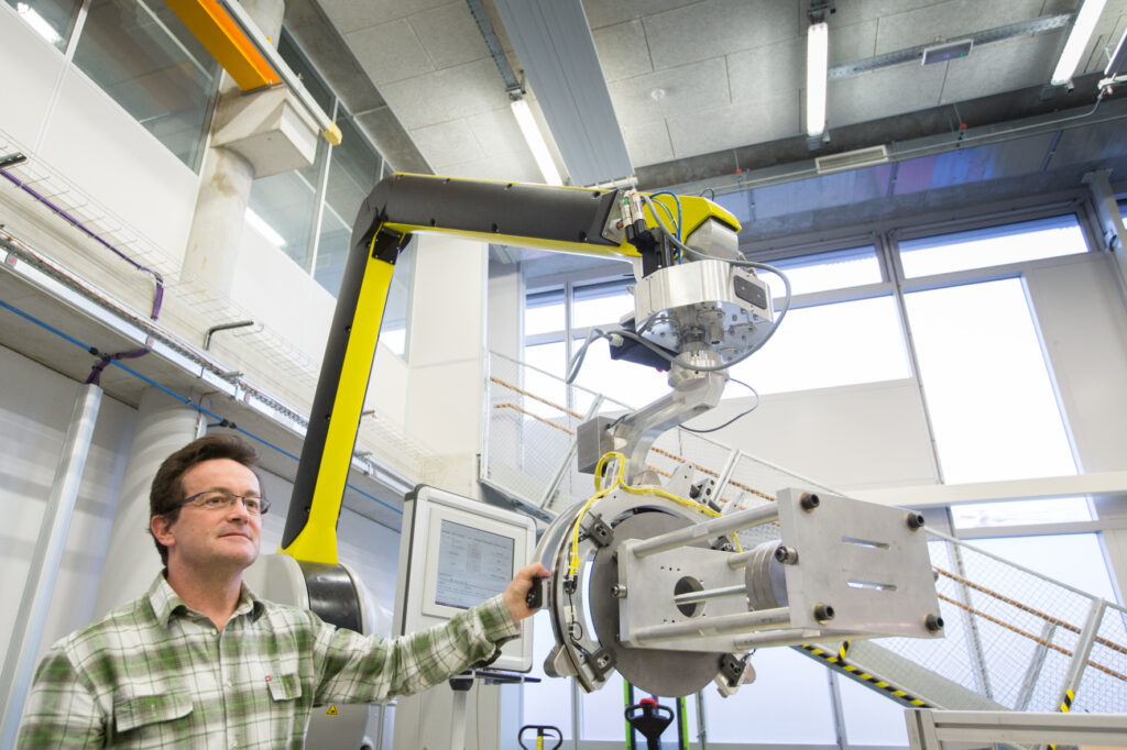 Use of cobotic system for operator assistance in effort