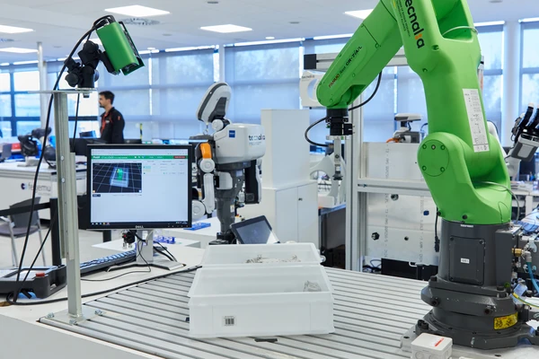 Automatic or easy programming of robotic cells